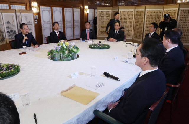 한덕수 대통령 권한대행 겸 국무총리가 1일 서울 종로구 삼청동 총리공관에서 열린 경제안보전략TF 회의에서 발언하고 있다. 이재용 삼성전자 회장, 최태원 SK 회장 등이 발언을 경청하고 있다. 연합뉴스.